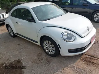 2014 Volkswagen Beetle Entry z VIN 3VWF17AT8EM642069, wystawiony jako IAAI lot #42421797 z przebiegiem 104 938 mil mil oraz . Historia ofert i sprzedaży dostępna na DreamBid. Obrazek 1.