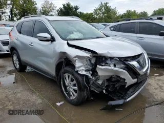 2017 Nissan Rogue SV z VIN KNMAT2MV4HP610774, wystawiony jako Copart lot #67486424 z przebiegiem 106 847 mil mil oraz Czysty tytuł • Clean title. Historia ofert i sprzedaży dostępna na DreamBid. Obrazek 4.