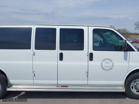 2013 Chevrolet Express Passenger 1LT with VIN 1GAZG1FA1D1191719, listed as a IAAI auction lot 42124977 with 92,228 mi miles. Bid and sale history available at carsss.com. Image 13.