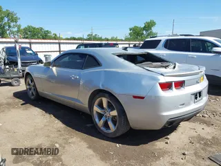 2010 Chevrolet Camaro 2LT z VIN 2G1FG1EV4A9143369, wystawiony jako IAAI lot #42238723 z przebiegiem 227 050 mil mil oraz . Historia ofert i sprzedaży dostępna na DreamBid. Obrazek 3.