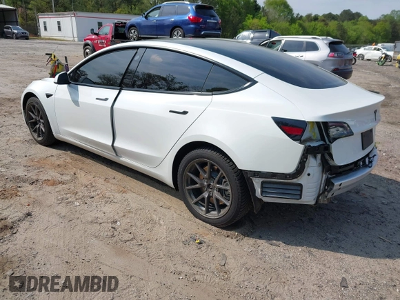 2021 Tesla Model 3 Standard Range Plus z VIN 5YJ3E1EA9MF027985, wystawiony jako IAAI lot #42045254 z przebiegiem 42 353 mil mil oraz . Historia ofert i sprzedaży dostępna na DreamBid. Obrazek 3.