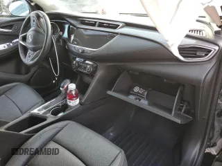 2021 Buick Encore GX Essence z VIN KL4MMGSL5MB159137, wystawiony jako Copart lot #84040454 z przebiegiem Nie podano mil oraz Nie do naprawy • Non repairable. Historia ofert i sprzedaży dostępna na DreamBid. Obrazek 8.