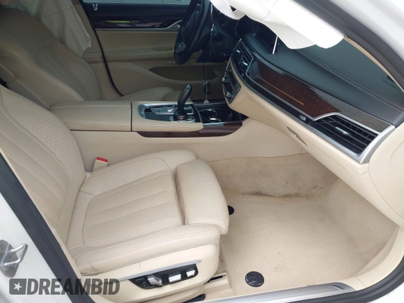 2017 BMW 7 Series 740i z VIN WBA7E2C53HG740273, wystawiony jako IAAI lot #42475769 z przebiegiem Nie podano mil oraz . Historia ofert i sprzedaży dostępna na DreamBid. Obrazek 5.