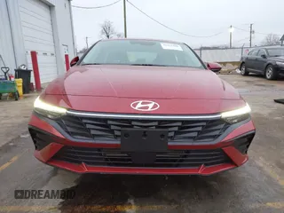 2025 Hyundai Elantra SEL Convenience z VIN KMHLS4DG4SU881217, wystawiony jako IAAI lot #41172300 z przebiegiem 1 418 mil mil oraz . Historia ofert i sprzedaży dostępna na DreamBid. Obrazek 12.
