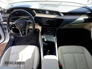 2022 Audi e-tron Sportback S line Premium z VIN WA11AAGE9NB019340, wystawiony jako Copart lot #36347173 z przebiegiem 9 716 mil mil oraz . Historia ofert i sprzedaży dostępna na DreamBid. Obrazek 8.