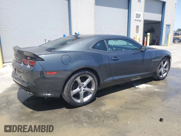 2013 Chevrolet Camaro LT z VIN 2G1FC1E38D9163929, wystawiony jako Copart lot #57153955 z przebiegiem 44 863 mil mil oraz Czysty tytuł • Clean title. Historia ofert i sprzedaży dostępna na DreamBid. Obrazek 3.
