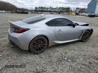 2025 Toyota 86 Premium z VIN JF1ZNBE19S8753963, wystawiony jako Copart lot #53180045 z przebiegiem 1528 mil mil oraz Szkody całkowita. Historia ofert i sprzedaży dostępna na DreamBid. Obrazek 3.