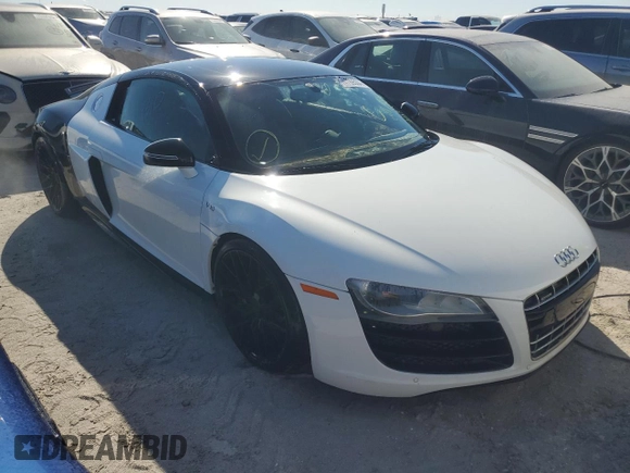 2011 Audi R8 5.2L z VIN WUAANAFG8BN000143, wystawiony jako Copart lot #74799504 z przebiegiem Nie podano mil oraz Szkoda całkowita • Salvage title. Historia ofert i sprzedaży dostępna na DreamBid. Obrazek 4.