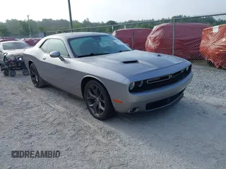 2018 Dodge Challenger SXT z VIN 2C3CDZAG2JH259026, wystawiony jako IAAI lot #42096781 z przebiegiem 119 980 mil mil oraz . Historia ofert i sprzedaży dostępna na DreamBid. Obrazek 1.
