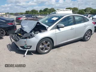 2018 Ford Focus SE z VIN 1FADP3FE3JL220529, wystawiony jako IAAI lot #41564216 z przebiegiem 16 883 mil mil oraz . Historia ofert i sprzedaży dostępna na DreamBid. Obrazek 2.