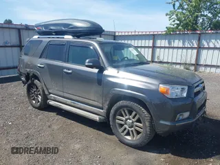 2011 Toyota 4Runner Trail z VIN JTEBU5JR2B5038483, wystawiony jako IAAI lot #42229355 z przebiegiem 207 245 mil mil oraz . Historia ofert i sprzedaży dostępna na DreamBid. Obrazek 1.