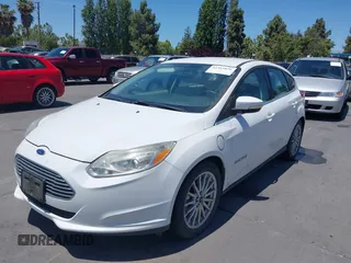 2014 Ford Focus Electric z VIN 1FADP3R42EL393337, wystawiony jako IAAI lot #42365836 z przebiegiem 14 593 mil mil oraz . Historia ofert i sprzedaży dostępna na DreamBid. Obrazek 6.