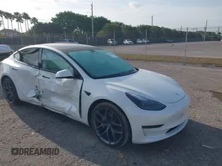 2021 Tesla Model 3 Standard Range Plus z VIN 5YJ3E1EAXMF908601, wystawiony jako IAAI lot #41836796 z przebiegiem 43 356 mil mil oraz . Historia ofert i sprzedaży dostępna na DreamBid. Obrazek 1.