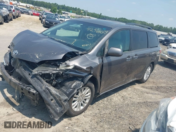 2017 Toyota Sienna XLE Auto Access Seat z VIN 5TDYZ3DC2HS850817, wystawiony jako IAAI lot #42564078 z przebiegiem 190 069 mil mil oraz . Historia ofert i sprzedaży dostępna na DreamBid. Obrazek 2.