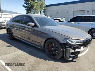 2022 BMW 5 Series M550i xDrive z VIN WBA13BK0XNCJ23778, wystawiony jako Copart lot #76946634 z przebiegiem 24 889 mil mil oraz Szkoda całkowita • Salvage title. Historia ofert i sprzedaży dostępna na DreamBid. Obrazek 4.