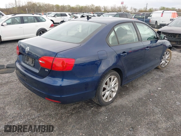 2014 Volkswagen Jetta SE z VIN 3VWD17AJ8EM326015, wystawiony jako IAAI lot #42027359 z przebiegiem 75 436 mil mil oraz . Historia ofert i sprzedaży dostępna na DreamBid. Obrazek 4.