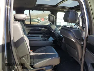 2024 Jeep Grand Wagoneer Series II Obsidian z VIN 1C4SJVFP6RS111595, wystawiony jako Copart lot #48257345 z przebiegiem 16 038 mil mil oraz Czysty tytuł • Clean title. Historia ofert i sprzedaży dostępna na DreamBid. Obrazek 11.