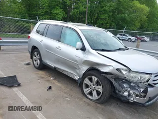 2013 Toyota Highlander Limited z VIN 5TDYK3EH7DS105327, wystawiony jako IAAI lot #42097629 z przebiegiem 208 787 mil mil oraz . Historia ofert i sprzedaży dostępna na DreamBid. Obrazek 1.