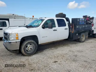 2014 Chevrolet Silverado 3500HD Work Truck z VIN 1GB4CZCGXEF153306, wystawiony jako Copart lot #58331735 z przebiegiem 133 058 mil mil oraz Czysty tytuł • Clean title. Historia ofert i sprzedaży dostępna na DreamBid. Obrazek 1.