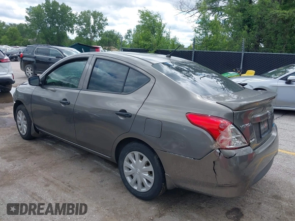 2016 Nissan Versa S z VIN 3N1CN7AP2GL874174, wystawiony jako IAAI lot #42316199 z przebiegiem 126 507 mil mil oraz . Historia ofert i sprzedaży dostępna na DreamBid. Obrazek 3.