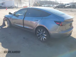 2025 Tesla Model 3 Long Range z VIN 5YJ3E1EA1SF877574, wystawiony jako IAAI lot #41891632 z przebiegiem 2 914 mil mil oraz . Historia ofert i sprzedaży dostępna na DreamBid. Obrazek 3.