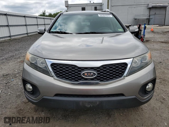 2011 Kia Sorento EX z VIN 5XYKU4A25BG002005, wystawiony jako Copart lot #56504425 z przebiegiem 192 744 mil mil oraz Szkoda całkowita • Salvage title. Historia ofert i sprzedaży dostępna na DreamBid. Obrazek 5.