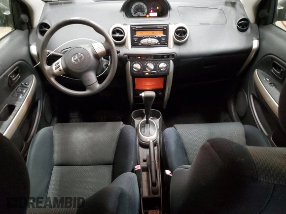 2006 Scion xA z VIN JTKKT604865005909, wystawiony jako Copart lot #56465415 z przebiegiem 137 601 mil mil oraz Czysty tytuł • Clean title. Historia ofert i sprzedaży dostępna na DreamBid. Obrazek 8.
