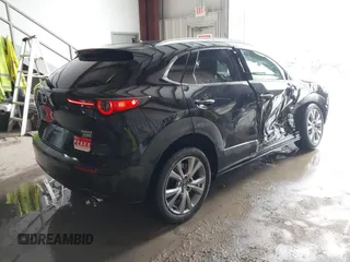 2023 Mazda CX-30 S Premium z VIN 3MVDMBDM5PM589289, wystawiony jako IAAI lot #41331253 z przebiegiem 24 804 mil mil oraz . Historia ofert i sprzedaży dostępna na DreamBid. Obrazek 4.