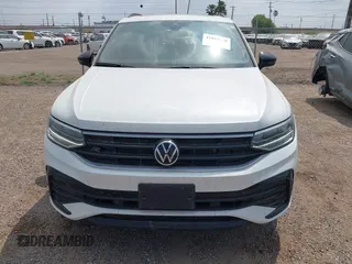 2024 Volkswagen Tiguan SE R-Line Black z VIN 3VVCB7AX5RM053896, wystawiony jako IAAI lot #41883670 z przebiegiem 11 239 mil mil oraz . Historia ofert i sprzedaży dostępna na DreamBid. Obrazek 13.
