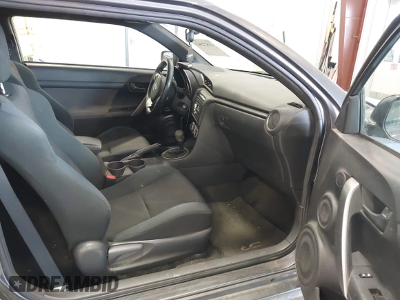 2011 Scion tC z VIN JTKJF5C79B3008777, wystawiony jako IAAI lot #41872563 z przebiegiem 149 715 mil mil oraz . Historia ofert i sprzedaży dostępna na DreamBid. Obrazek 5.