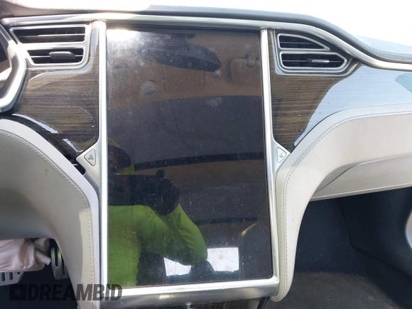 2014 Tesla Model S 60 with VIN 5YJSA1H19EFP36971, listed as a IAAI auction lot 42525811 with Not provided miles and . Bid and sale history available at DreamBid. Image 19.