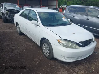 2005 Toyota Camry STD z VIN 4T1BE32K55U615214, wystawiony jako IAAI lot #42246125 z przebiegiem 207 107 mil mil oraz . Historia ofert i sprzedaży dostępna na DreamBid. Obrazek 1.
