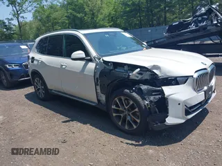 2025 BMW X5 xDrive40i z VIN 5UX23EU01S9W33515, wystawiony jako IAAI lot #42478939 z przebiegiem 19 497 mil mil oraz . Historia ofert i sprzedaży dostępna na DreamBid. Obrazek 1.