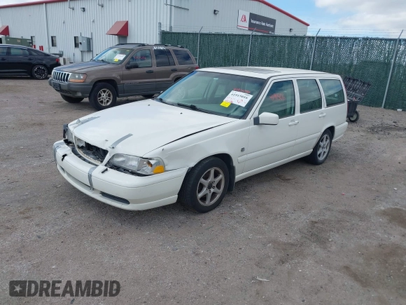 2000 Volvo V70 with VIN YV1LW61J5Y2685130, listed as a IAAI auction lot 41915016 with 222,386 mi miles. Bid and sale history available at carsss.com. Image 2.
