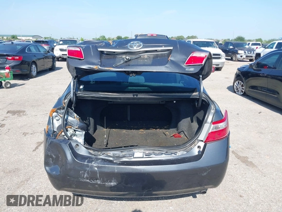 2008 Toyota Camry LE z VIN 4T1BE46K28U770940, wystawiony jako IAAI lot #42229006 z przebiegiem 184 667 mil mil oraz . Historia ofert i sprzedaży dostępna na DreamBid. Obrazek 6.
