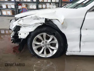 2015 Chrysler 300 Limited with VIN 2C3CCAAG1FH930942, listed as a IAAI auction lot 40791373 with 175,775 mi miles. Bid and sale history available at carsss.com. Image 6.