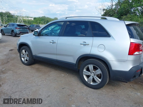 2013 Kia Sorento EX z VIN 5XYKUDA22DG413039, wystawiony jako IAAI lot #42197700 z przebiegiem 132 381 mil mil oraz . Historia ofert i sprzedaży dostępna na DreamBid. Obrazek 3.