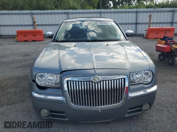 2006 Chrysler 300 C z VIN 2C3LA63HX6H439925, wystawiony jako Copart lot #56059655 z przebiegiem 206 856 mil mil oraz Czysty tytuł • Clean title. Historia ofert i sprzedaży dostępna na DreamBid. Obrazek 5.