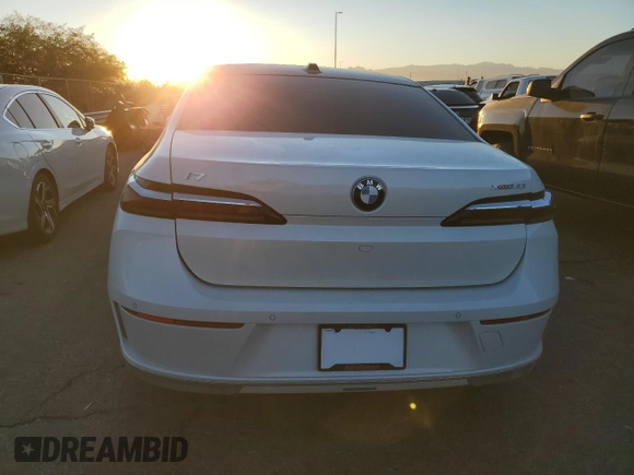 2024 BMW i7 xDrive60 z VIN WBY53EJ01RCP72333, wystawiony jako Copart lot #82242244 z przebiegiem Nie podano mil oraz Szkoda całkowita • Salvage title. Historia ofert i sprzedaży dostępna na DreamBid. Obrazek 6.