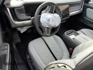 2025 Rivian R1T Adventure z VIN 7FCTGBAA6SN035587, wystawiony jako Copart lot #49142625 z przebiegiem Nie podano mil oraz Szkody całkowita. Historia ofert i sprzedaży dostępna na DreamBid. Obrazek 8.