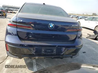 2023 BMW i7 xDrive60 z VIN WBY53EJ08PCN81456, wystawiony jako Copart lot #46480064 z przebiegiem 2218 mil mil oraz . Historia ofert i sprzedaży dostępna na DreamBid. Obrazek 6.