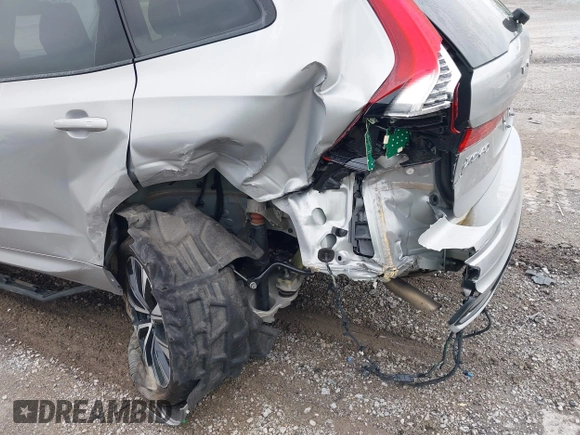 2024 Volvo XC60 Plus Dark Theme z VIN YV4L12RL5R1885058, wystawiony jako IAAI lot #42167034 z przebiegiem 25 886 mil mil oraz . Historia ofert i sprzedaży dostępna na DreamBid. Obrazek 6.