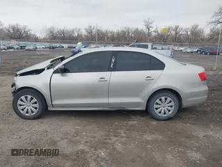 2013 Volkswagen Jetta S с VIN 3VW2K7AJ9DM242868, выставлен на аукционе IAAI как лот 41473000 с пробегом 133 697 миль миль и . История ставок и продаж доступна на DreamBid. Изображение 15.