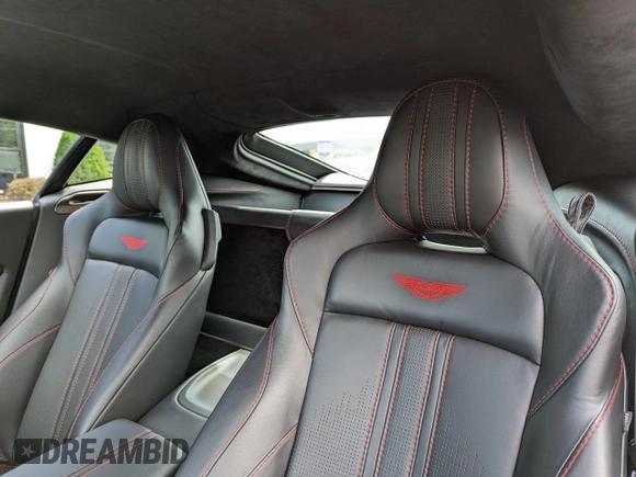 2019 Aston Martin Vantage z VIN SCFSMGAW4KGN01431, wystawiony jako Copart lot #44152995 z przebiegiem 9 949 mil mil oraz Czysty tytuł • Clean title. Historia ofert i sprzedaży dostępna na DreamBid. Obrazek 6.