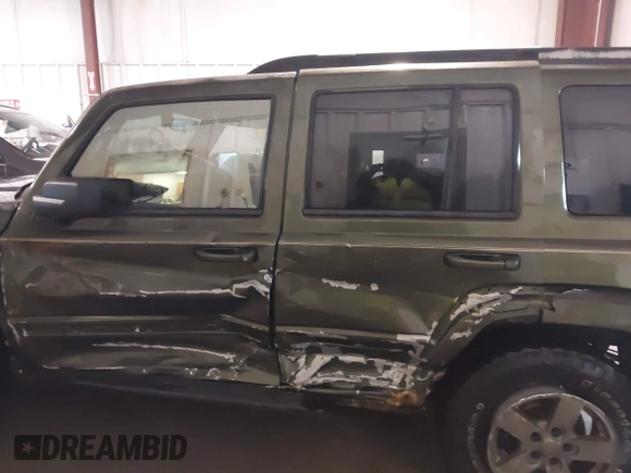 2007 Jeep Commander Sport z VIN 1J8HG48P17C545682, wystawiony jako IAAI lot #41369706 z przebiegiem 187 900 mil mil oraz . Historia ofert i sprzedaży dostępna na DreamBid. Obrazek 15.