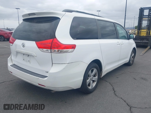 2012 Toyota Sienna LE AAS with VIN 5TDKK3DC4CS183817, listed as a IAAI auction lot 42013545 with 207,822 mi miles. Bid and sale history available at carsss.com. Image 4.