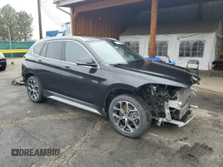 2021 BMW X1 xDrive28i z VIN WBXJG9C06M5T76049, wystawiony jako Copart lot #51816115 z przebiegiem 59 656 mil mil oraz Szkoda całkowita • Salvage title. Historia ofert i sprzedaży dostępna na DreamBid. Obrazek 4.