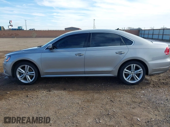 2014 Volkswagen Passat SEL Premium z VIN 1VWCN7A33EC013425, wystawiony jako IAAI lot #41381958 z przebiegiem 104 692 mil mil oraz . Historia ofert i sprzedaży dostępna na DreamBid. Obrazek 14.
