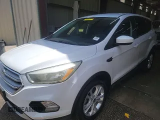 2017 Ford Escape SE z VIN 1FMCU0GD4HUC98854, wystawiony jako IAAI lot #42558269 z przebiegiem 62 975 mil mil oraz . Historia ofert i sprzedaży dostępna na DreamBid. Obrazek 2.