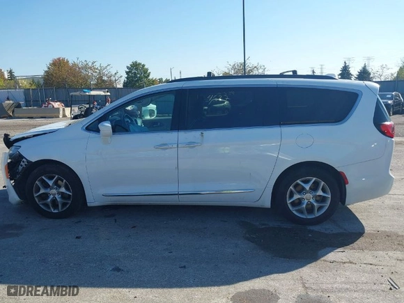 2017 Chrysler Pacifica Touring-L with VIN 2C4RC1BG9HR516082, listed as a IAAI auction lot 40524527 with NaN miles. Bid and sale history available at carsss.com. Image 14.